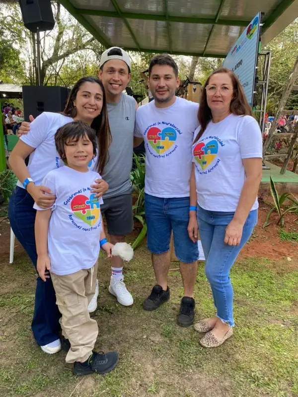Familias y comunidad de la Fundación ATYPICAL Py